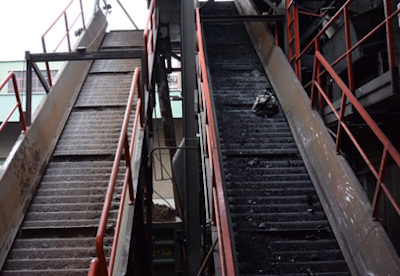 Bandes à plaques pour l'évacuation des cendres dans une usine d'incinération de déchets spéciaux